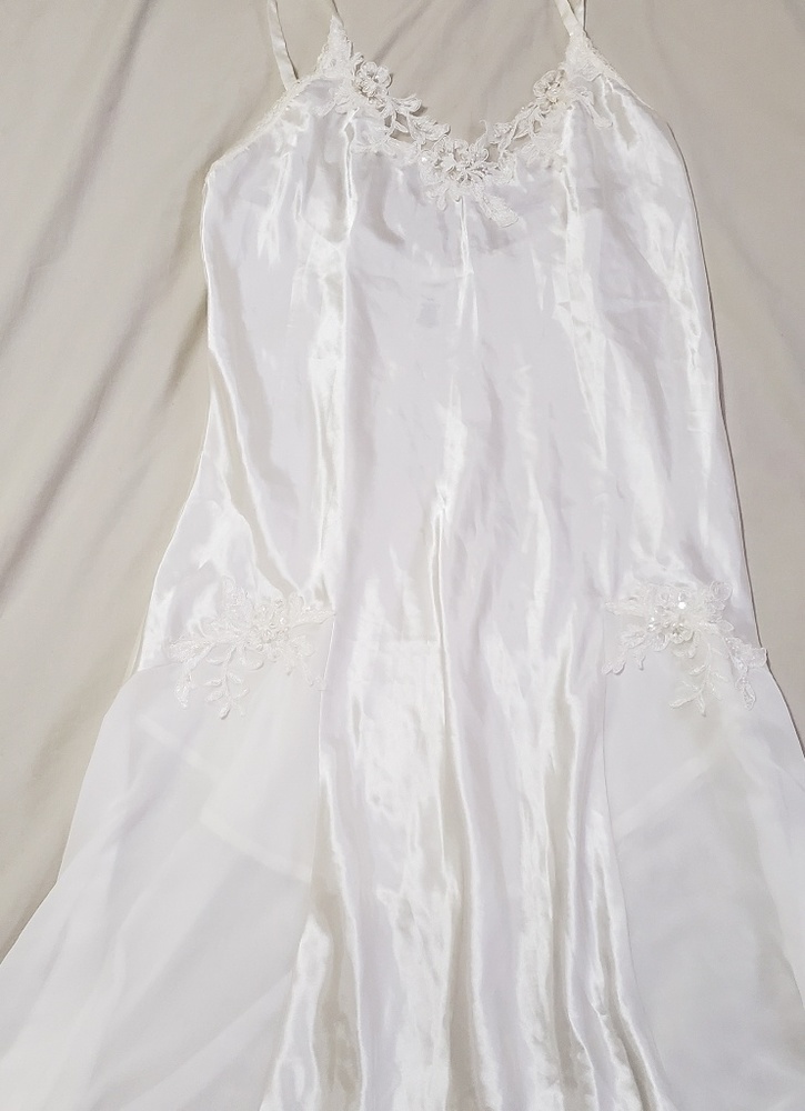 Vintage! Lace-trimmed nightgown, NWOT